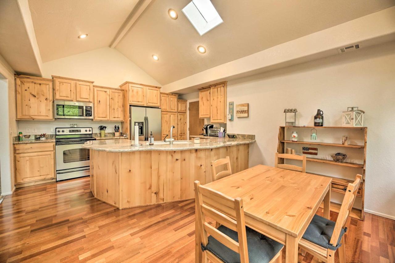 Lush Pinetop Retreat With Large Deck And Wooded Yard! Luaran gambar