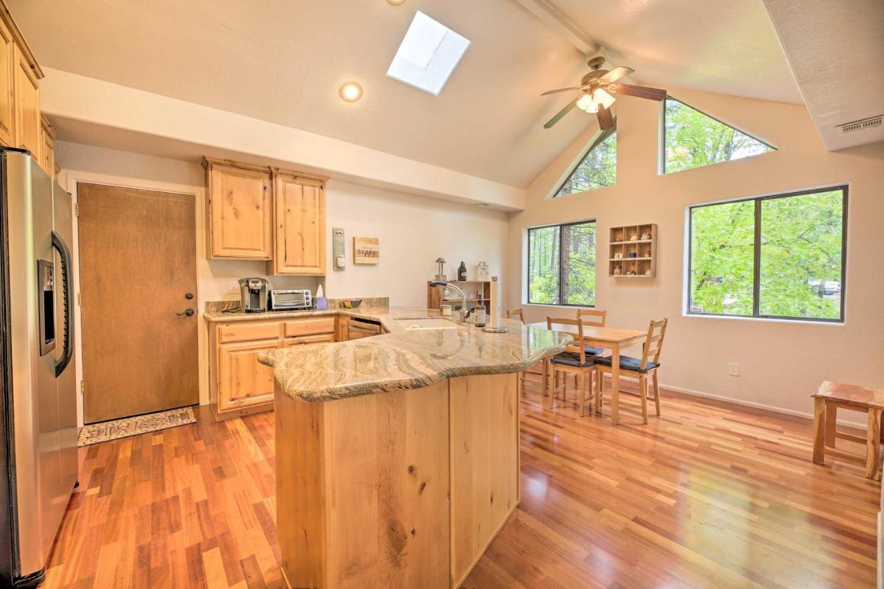Lush Pinetop Retreat With Large Deck And Wooded Yard! Luaran gambar